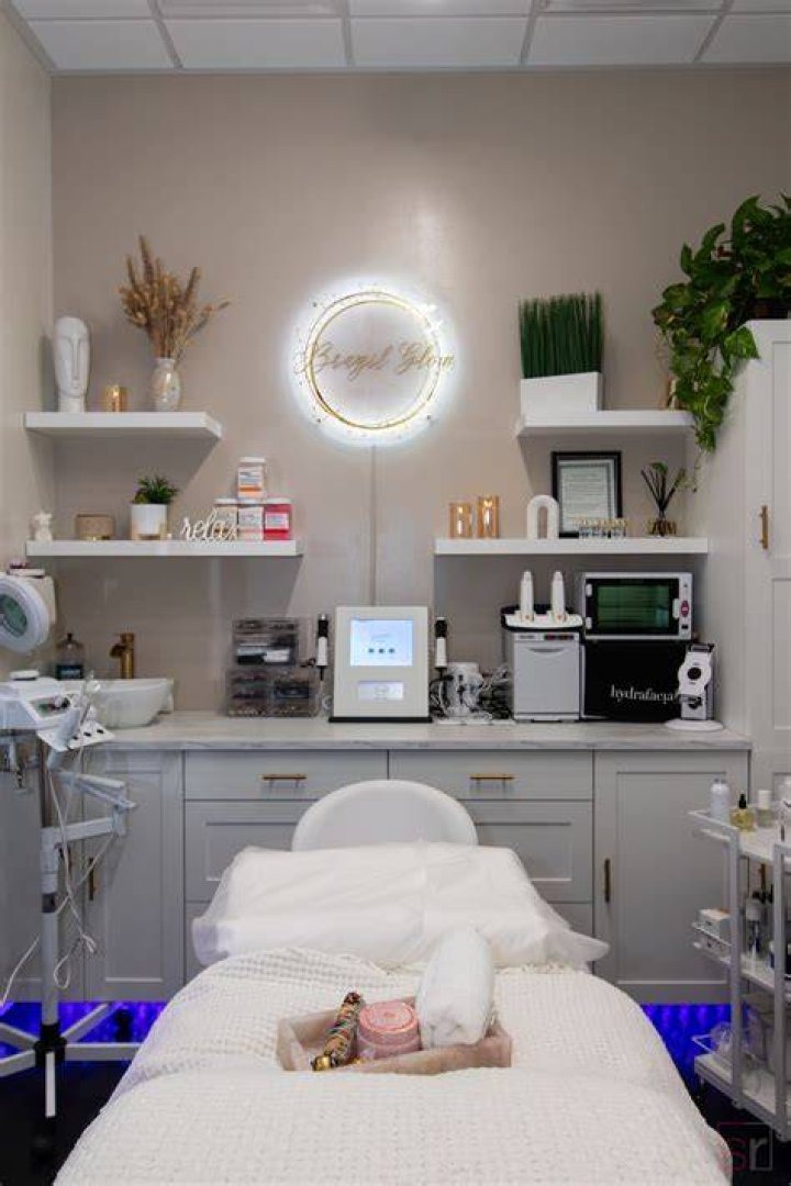 Can an esthetician own a spa
