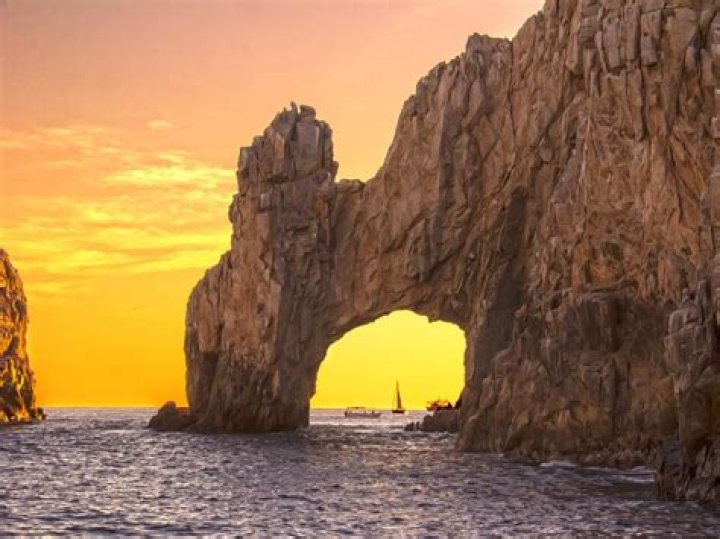 Can you walk to the arch in Cabo