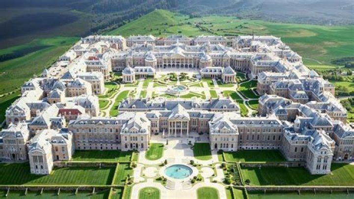 How big is the worlds largest house