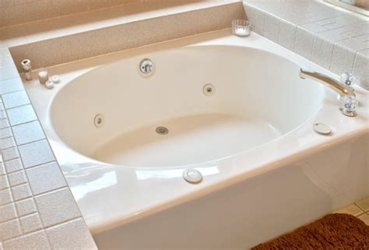 Is a porcelain or fiberglass tub better