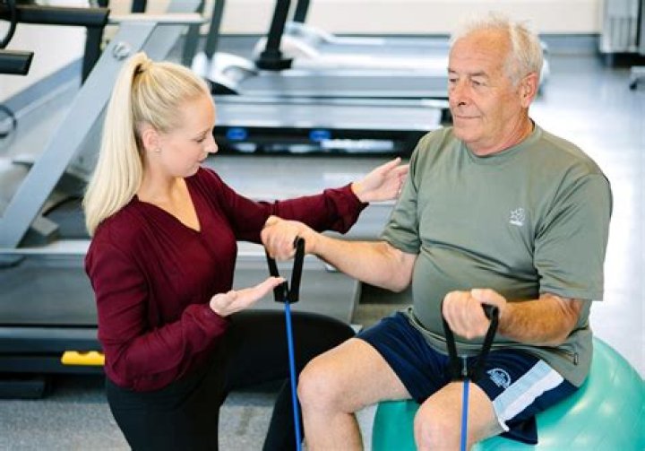 What does clinical exercise physiologist do